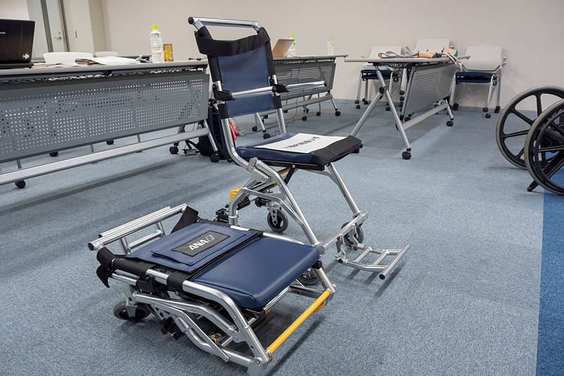配備を進めている新型の機内用車いす