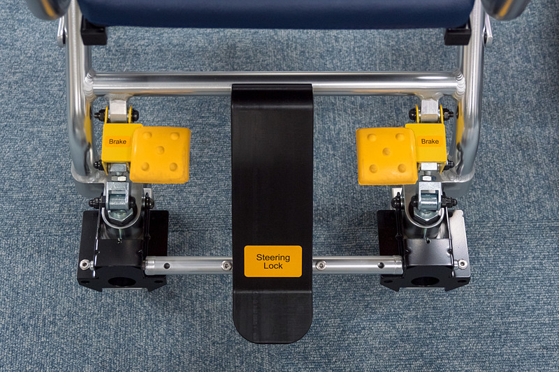 機内用車いすは折りたたんだ状態で飛行機内に配備されている。手すりの上げ下げが可能で、背もたれにはサポートベルトを装備。4WS（四輪操舵）なので機内でも小回りが効く