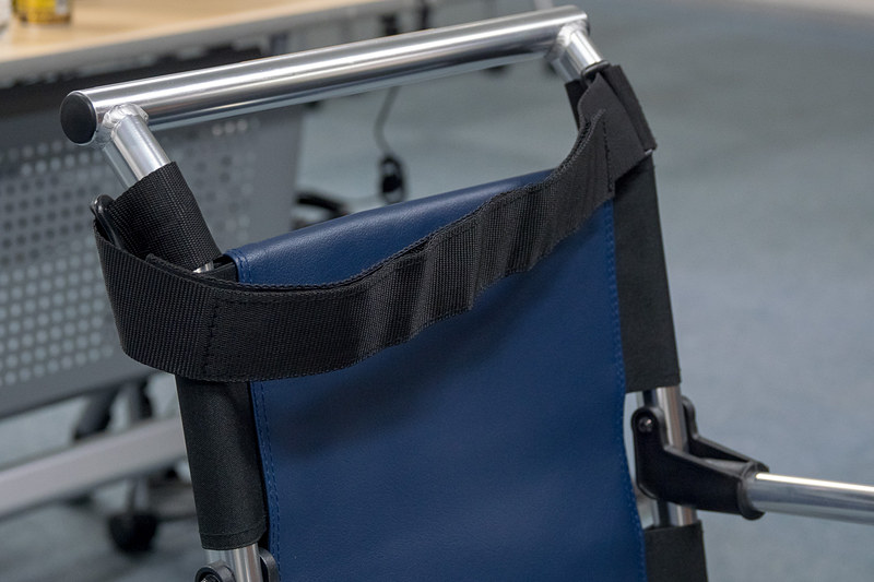 機内用車いすは折りたたんだ状態で飛行機内に配備されている。手すりの上げ下げが可能で、背もたれにはサポートベルトを装備。4WS（四輪操舵）なので機内でも小回りが効く