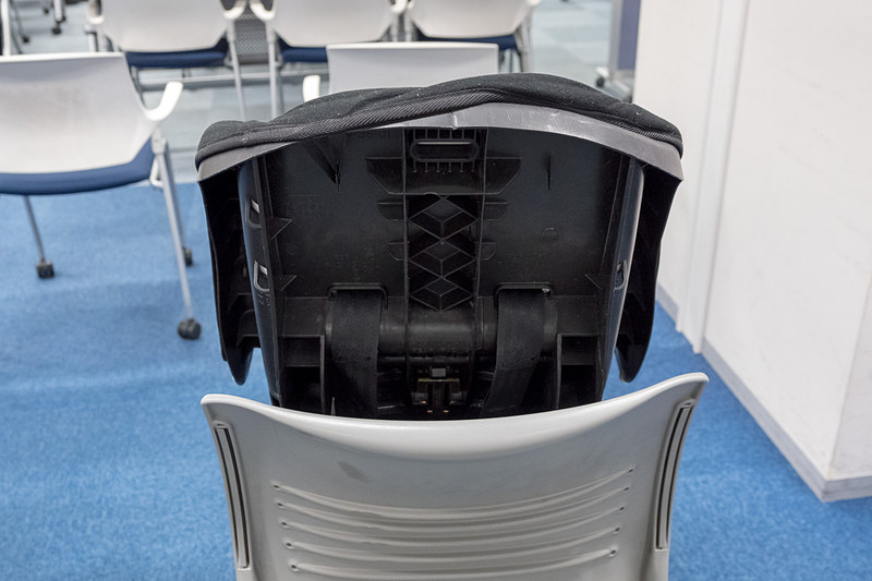 クルマのチャイルドシートのように座席に固定して使用する