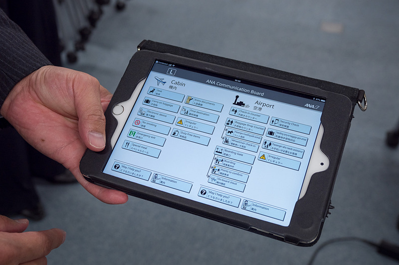 空港や機内でグローバルかつユニバーサルな顧客対応を行なえる「コミュニケーション支援ボード」。多言語対応で、よくあるやりとりを文字、音声で提示できるほか、やりとりが必要な場合に便利な筆談ツールなどを備えている