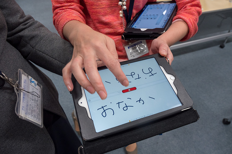 空港や機内でグローバルかつユニバーサルな顧客対応を行なえる「コミュニケーション支援ボード」。多言語対応で、よくあるやりとりを文字、音声で提示できるほか、やりとりが必要な場合に便利な筆談ツールなどを備えている