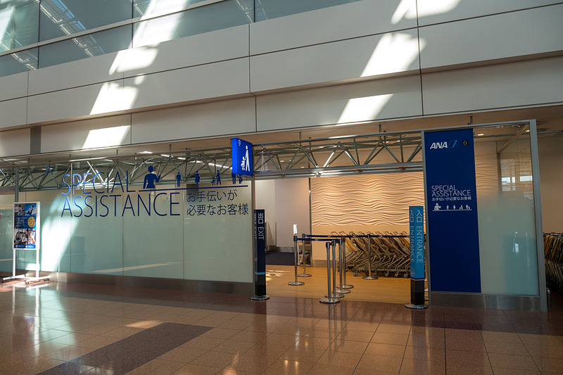 羽田空港第2ターミナルの2階中央寄り、保安検査場Bの隣という“一等地”にあるSpecial Assitanceカウンター。小さな子供連れなどの利用者用カウンターと、車いすなどを利用する人のカウンターとで分かれている。