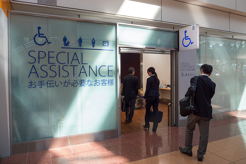 羽田空港第2ターミナルの2階中央寄り、保安検査場Bの隣という“一等地”にあるSpecial Assitanceカウンター。小さな子供連れなどの利用者用カウンターと、車いすなどを利用する人のカウンターとで分かれている。