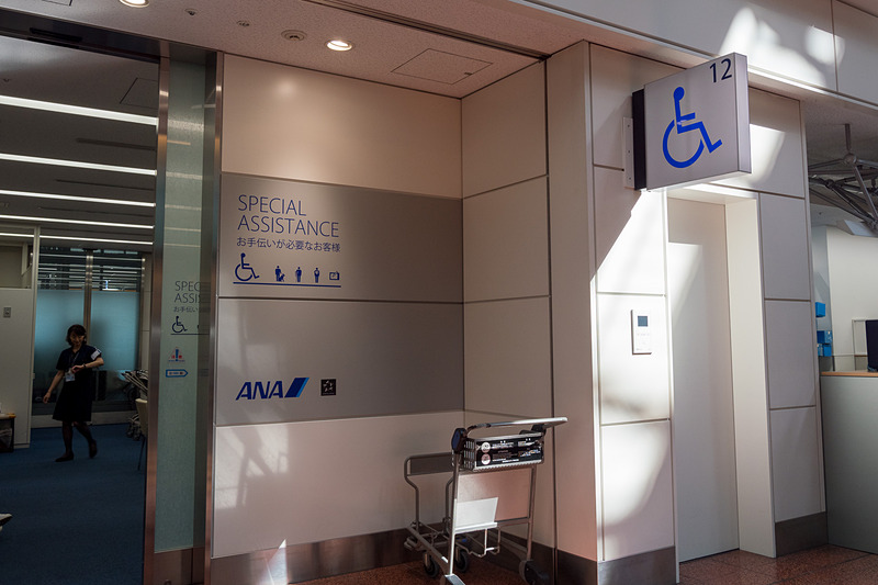 保安検査場Cの隣にあるもう1か所のSpecial Assistanceカウンター。こちらは赤ちゃん連れや車いす利用者などを問わず、すべての「お手伝いが必要なお客様」を一つの場所で対応している