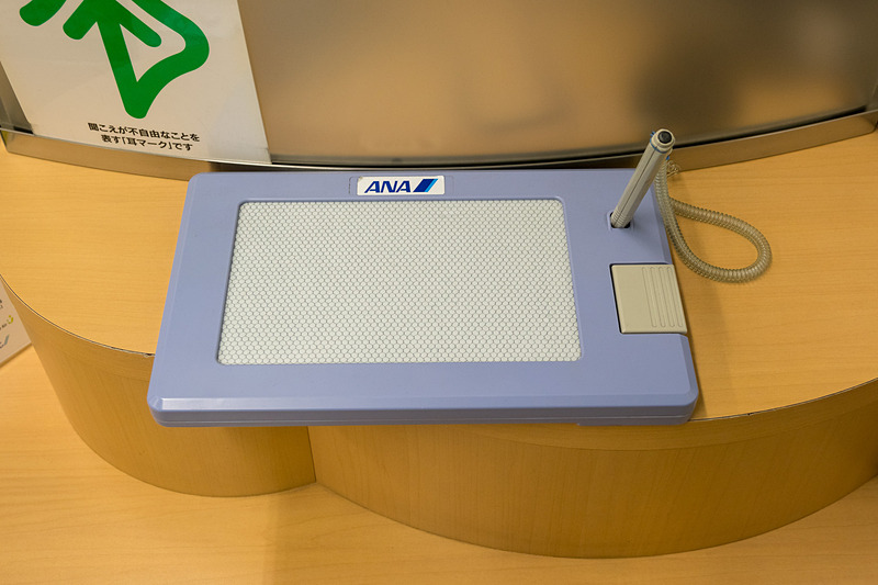 カウンター上には筆談ツールや多言語対応用のシート、授乳室の場所を示したお子さま連れの利用者向け搭乗口マップなどが用意されていた