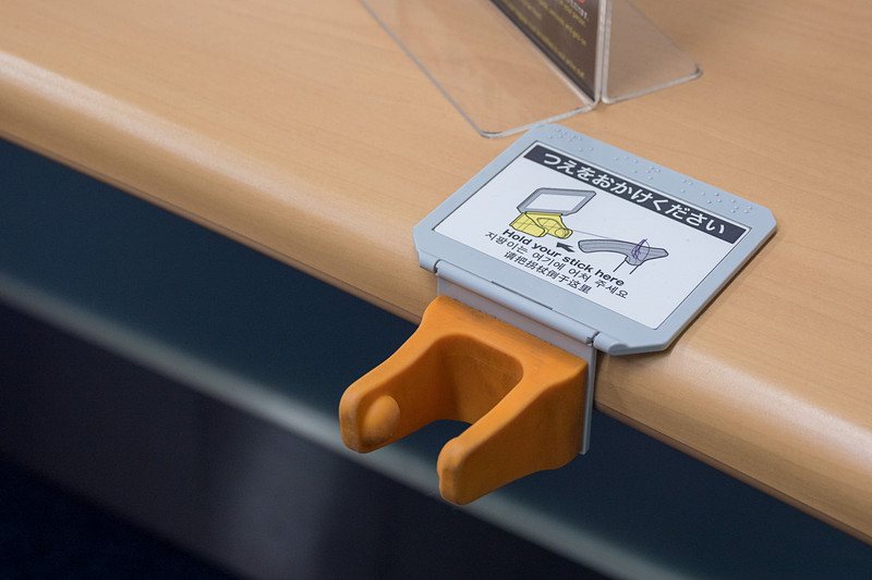 カウンターには杖を立て替える器具があるほか、貸し出し用ベビーカーを拭くためのアルコールタオルなどを用意