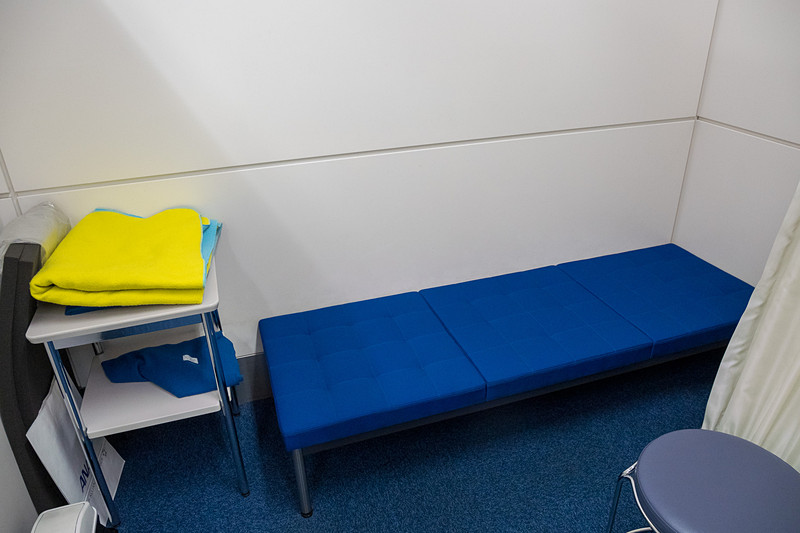 点滴フックを備えたベッドが置かれた部屋も