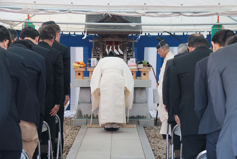神職が登場し、献饌の儀（けんせんのぎ）を終えるまで。多くの場で出席者は低頭する
