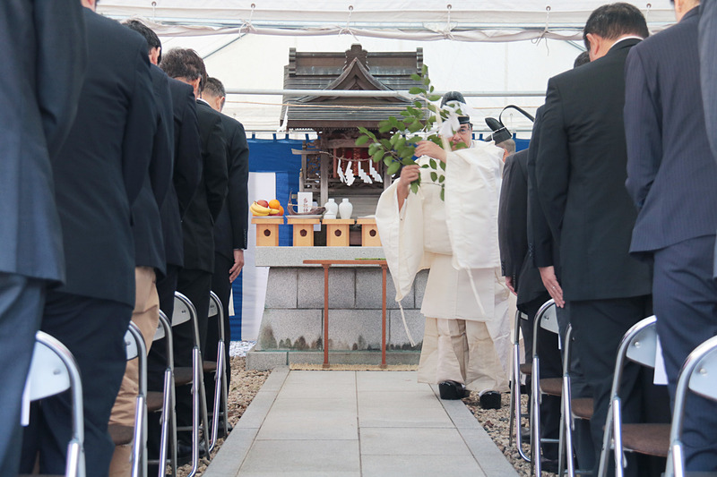 神職が登場し、献饌の儀（けんせんのぎ）を終えるまで。多くの場で出席者は低頭する