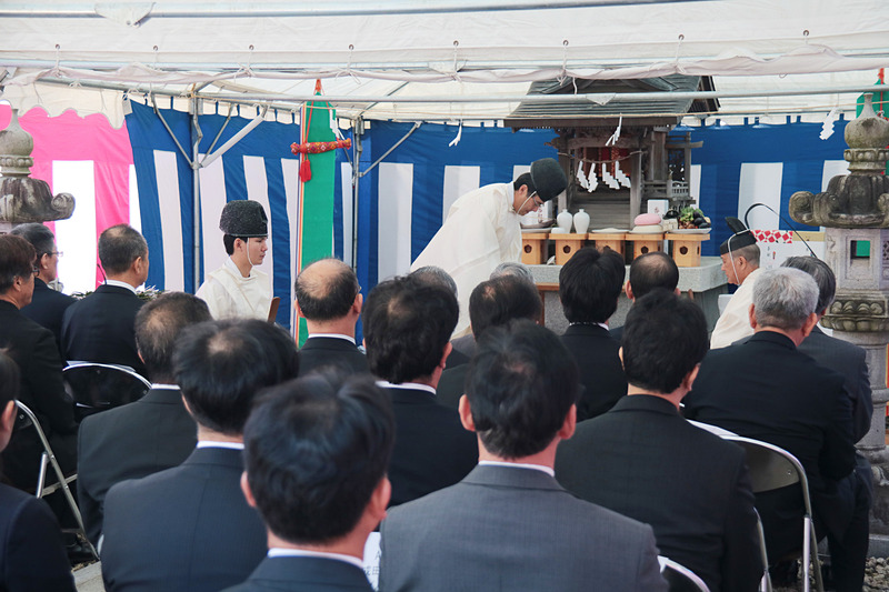 神職が登場し、献饌の儀（けんせんのぎ）を終えるまで。多くの場で出席者は低頭する