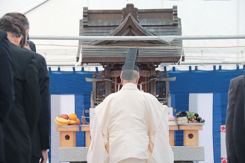 こちらは祝詞奏上が行なわれているシーン。もちろん出席者以外のスタッフも低頭