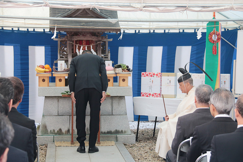 日本航空株式会社 安全推進本部長の権藤氏、国土交通省 成田国際空港長の石井氏、成田国際空港株式会社 次長の原野氏、警備隊長の押井氏、成田国際空港警察署長の小原氏、成田国際空港株式会社 空港運用部門長の飯島氏