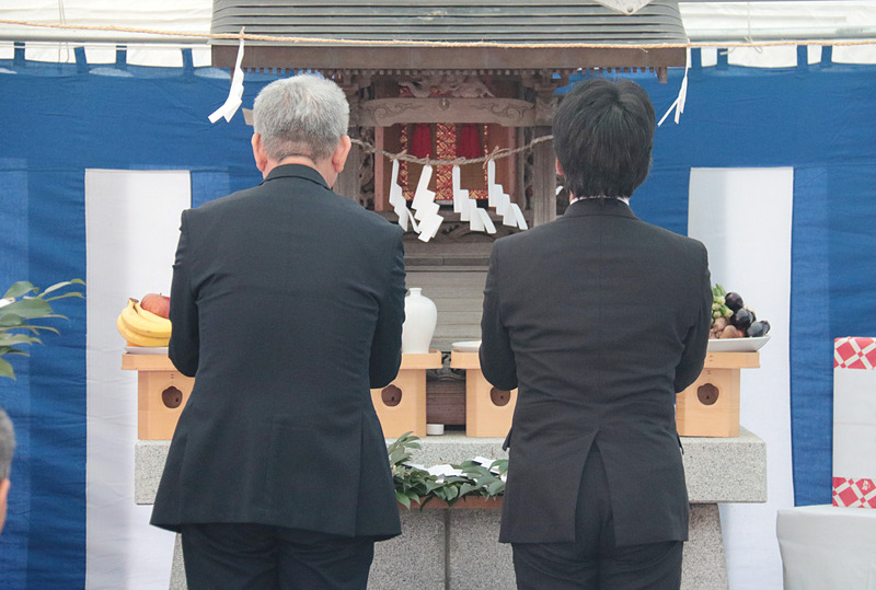 JALおよびJALグループ各社の代表たちが2人ずつ玉串奉奠を行なった