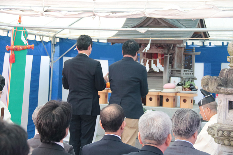 JALおよびJALグループ各社の代表たちが2人ずつ玉串奉奠を行なった