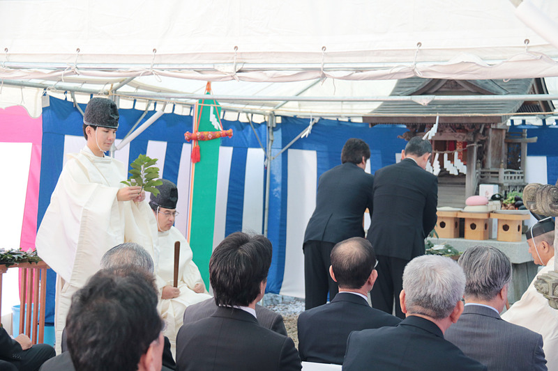 JALおよびJALグループ各社の代表たちが2人ずつ玉串奉奠を行なった