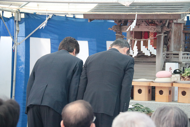 JALおよびJALグループ各社の代表たちが2人ずつ玉串奉奠を行なった