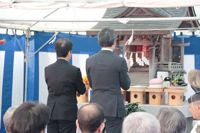 JALおよびJALグループ各社の代表たちが2人ずつ玉串奉奠を行なった