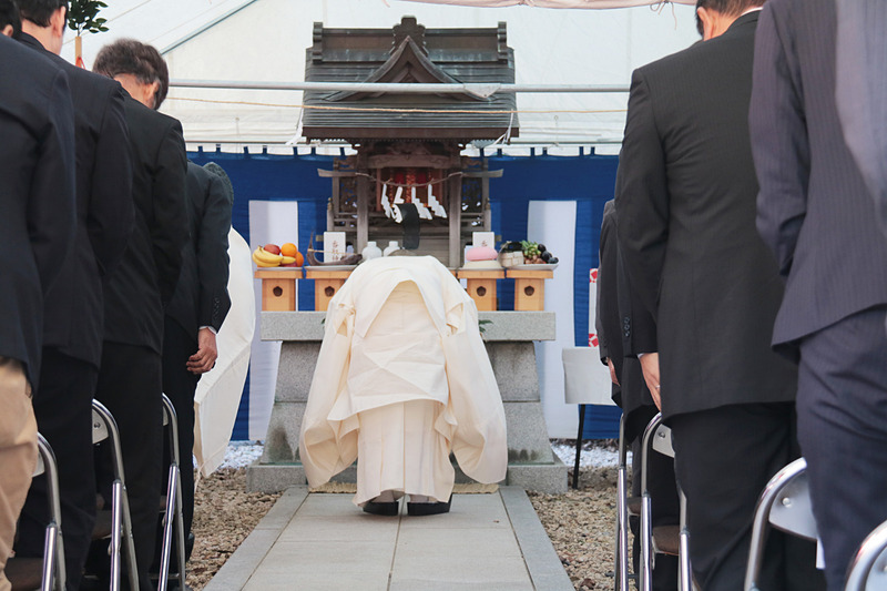宮司一拝と神酒拝戴の準備風景