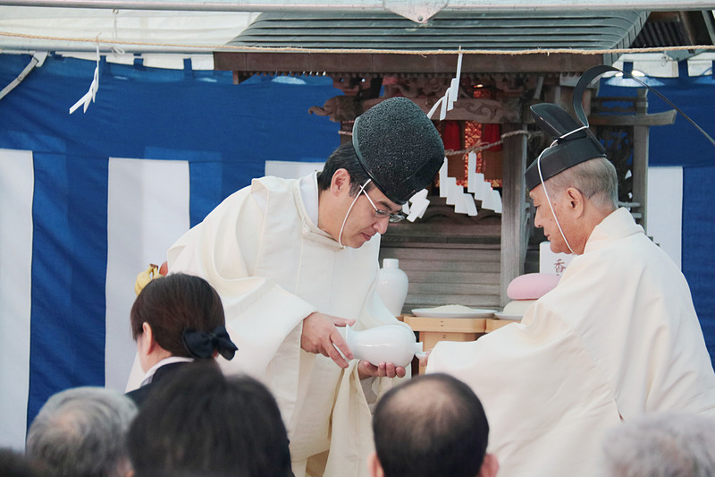 宮司一拝と神酒拝戴の準備風景