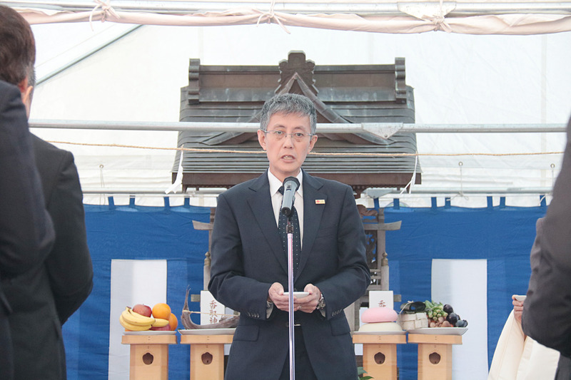 神酒拝戴の際に乾杯の音頭を取った成田国際空港長の石井氏は「日本航空、そして成田空港を離着陸する航空機の運航の安全、そしてさらに、この成田空港を支える方々、業務にいそしんでいただいている方々の安全を祈念いたしまして乾杯をしたいと思います」とコメントした