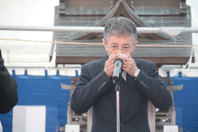 神酒拝戴の際に乾杯の音頭を取った成田国際空港長の石井氏は「日本航空、そして成田空港を離着陸する航空機の運航の安全、そしてさらに、この成田空港を支える方々、業務にいそしんでいただいている方々の安全を祈念いたしまして乾杯をしたいと思います」とコメントした