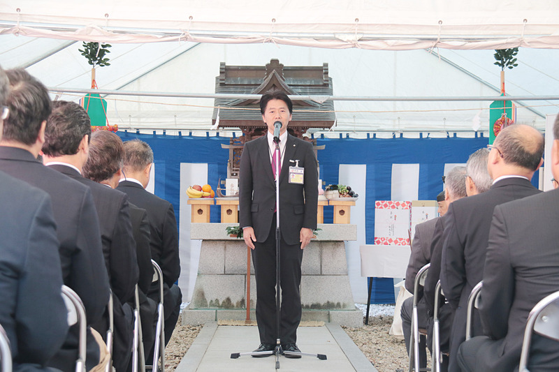 あいさつをしているJALの成田空港支店長 中野氏