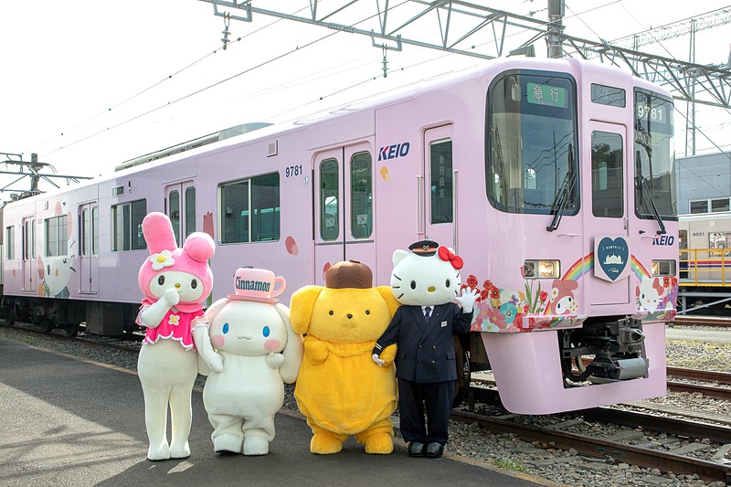 サンリオキャラクターたちをデザインとして取り入れた特別ラッピング車両を報道公開した