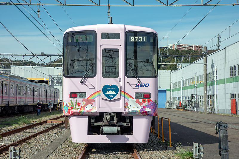 京王線9000系にサンリオキャラクターたちの姿をデザインしたラッピングが施された特別車両