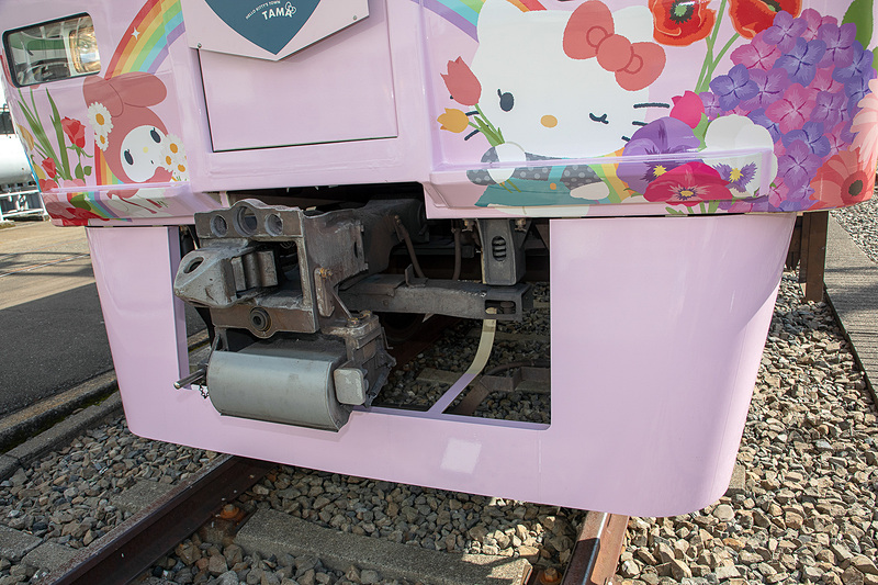 スカート部もピンクのラッピング