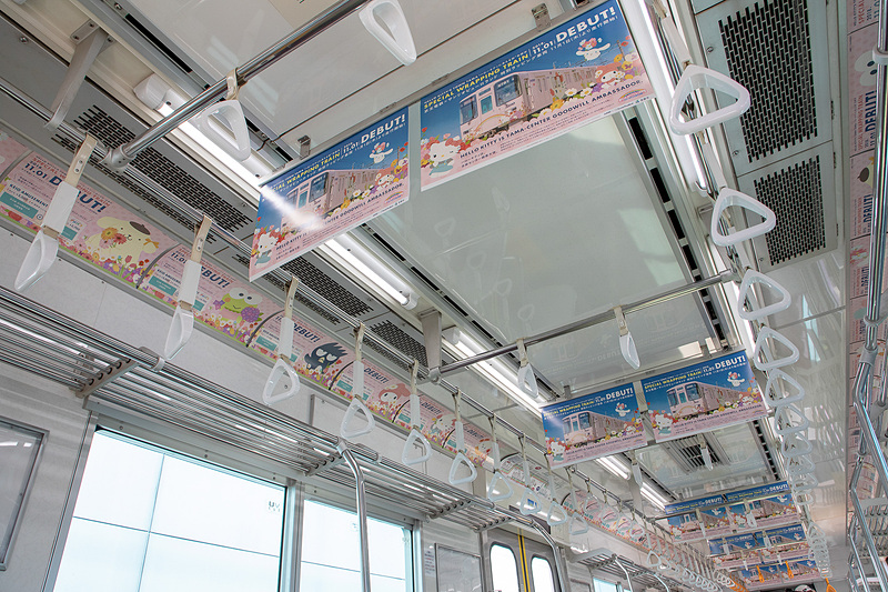 車内は広告がすべてサンリオ仕様に