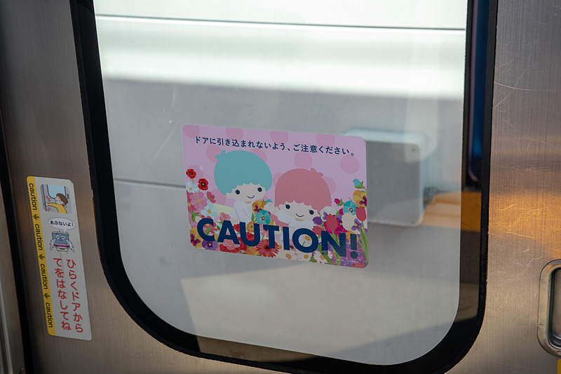 ドアの注意喚起ステッカーも特別なデザイン