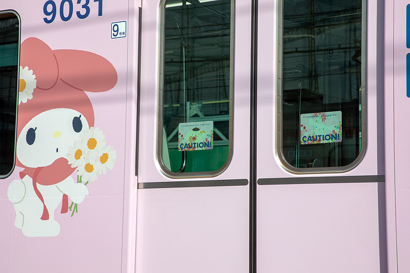 ドアの注意喚起ステッカーも特別なデザイン