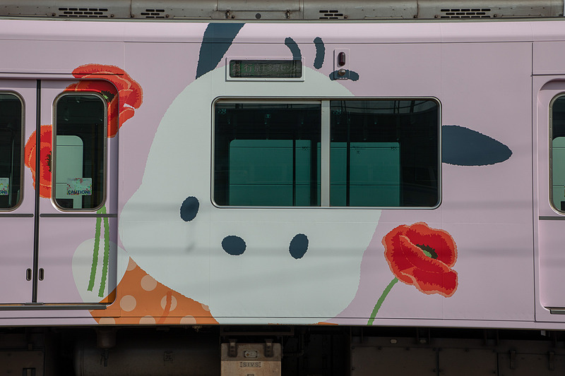 使用しているキャラクターは8体。イラストはすべて今回のために描き下ろした新作なのでファンは必見。デザインは車両ごとに異なるが、同じ車両では左右のデザインは同一