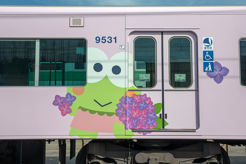 使用しているキャラクターは8体。イラストはすべて今回のために描き下ろした新作なのでファンは必見。デザインは車両ごとに異なるが、同じ車両では左右のデザインは同一