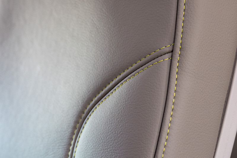 レザー素材の縫い目（ステッチ）もピスタチオグリーンの糸を使っている