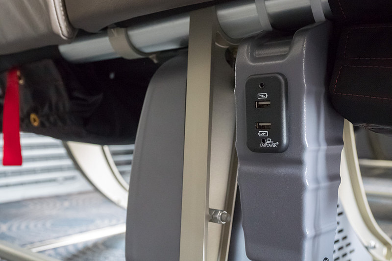 足下に5V/2.1AのUSB電源を装備。3席につき4個のポートを備えている