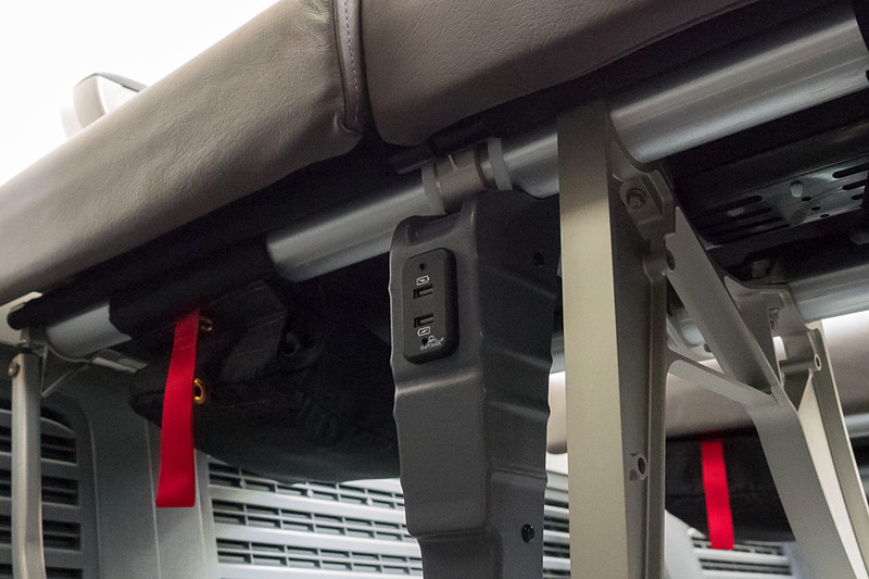 足下に5V/2.1AのUSB電源を装備。3席につき4個のポートを備えている