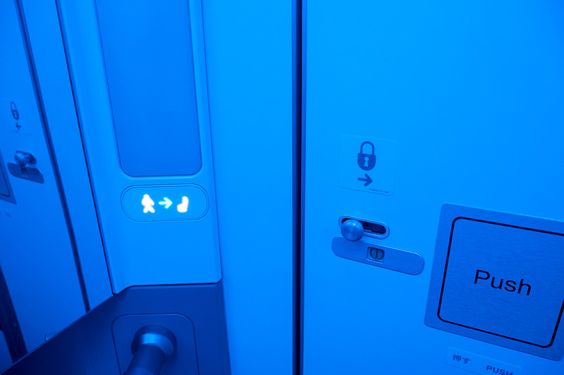 鍵を閉める前にも青色の照明が常時点灯しており、ロックすると電球色のライトに変わる