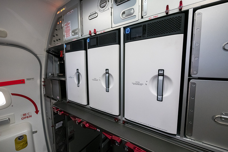 国際線でのホットミール（温かい機内食）提供を想定したオーブンを搭載。後部ギャレーには3台装備