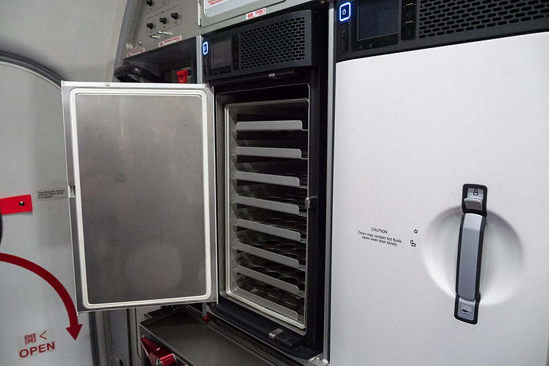 国際線でのホットミール（温かい機内食）提供を想定したオーブンを搭載。後部ギャレーには3台装備