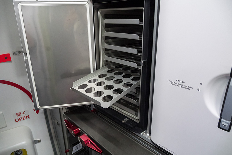 国際線でのホットミール（温かい機内食）提供を想定したオーブンを搭載。後部ギャレーには3台装備