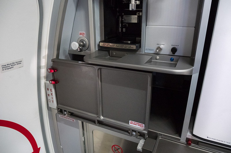 折りたたんで収納可能なテーブルを装備