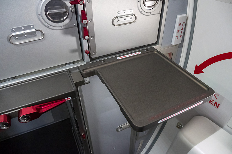 サイズは異なるが、同様の収納可能テーブルを両サイドに追加した