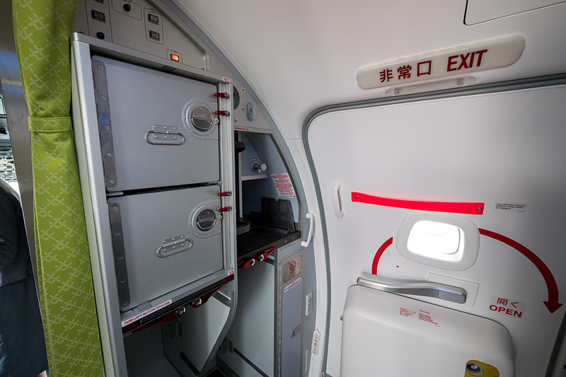 前部ギャレー。オーブンは2台で前後合わせて5台搭載する