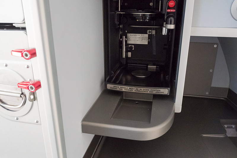 前部ギャレー。オーブンは2台で前後合わせて5台搭載する