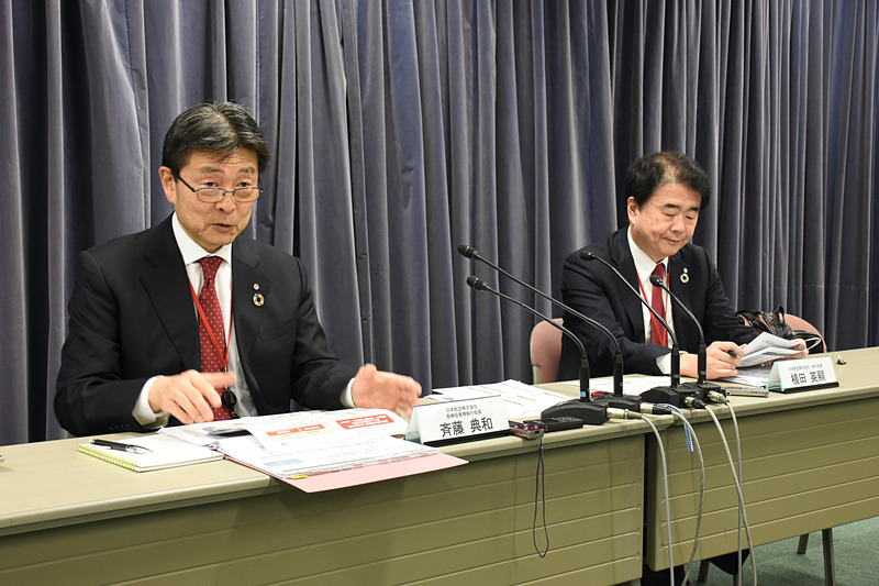 日本航空株式会社 取締役専務執行役員 財務・経理本部長 斉藤典和氏（左）、日本航空株式会社 執行役員 総務本部長 植田英嗣氏（右）