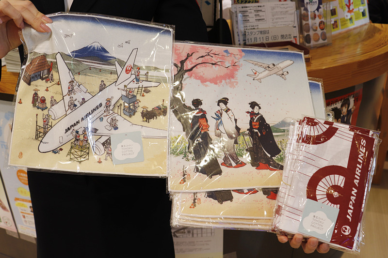 「東北コットンハンカチ」や「JAL東北コットンハンドタオル」がプレゼントされた