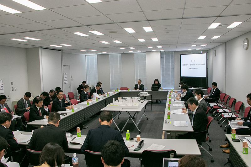 「国道15号・品川駅西口駅前広場整備事業計画」の検討委員会は大学教授、東京都、港区、国土交通省、京急（京浜急行電鉄）、西武プロパティーズ、JR東日本（東日本旅客鉄道）と産官学にわたって構成される