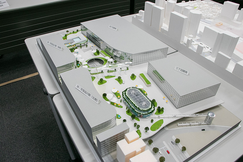 「国道15号・品川駅西口駅前広場整備事業計画」の模型を北側（品川新駅［仮称］・田町駅側）から撮影